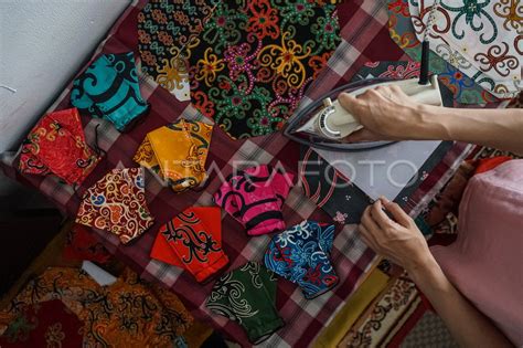 Pembuatan Masker Kain Batik Khas Kalteng Antara Foto