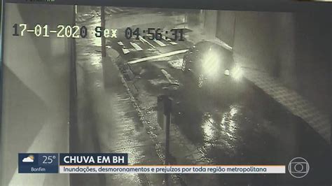 V Deo V Deo Mostra Buraco Se Abrindo Em Asfalto E Carro Caindo Dentro