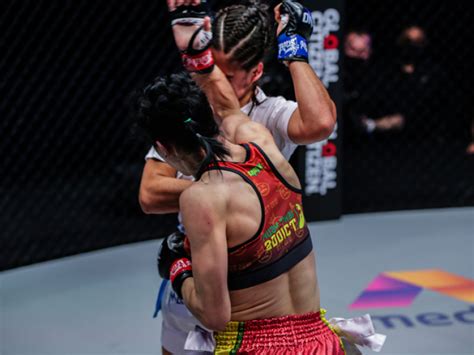 Tiền thưởng khủng rơi vào đầu hot girl Muay Thái phát cuồng ăn mừng