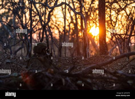 Un Soldado Del Ej Rcito Australiano Coloca Seguridad En Un Punto De