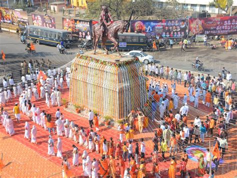 परभणी मनपातर्फे महाराष्ट्र गीत गाऊन छत्रपती शिवाजी महाराजांना अभिवादन Marathi News Parbhani