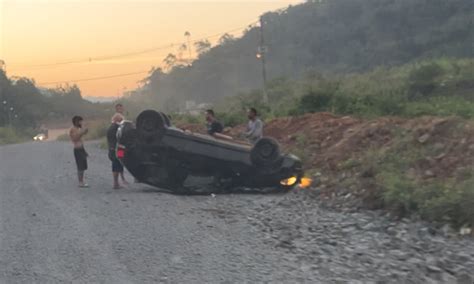 VÍDEO Carro capota no trecho em obras da Rua Pedro Vieira na Barra