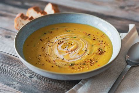 Vegane Kartoffelsuppe mit selbstgemachtem Räucher Schmand