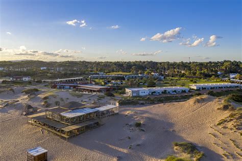 TÍO TOM ARENAS EL PRIMER ALL INCLUSIVE DE PUNTA DEL ESTE CON UNA