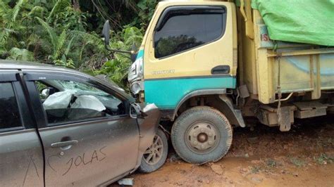 Truk Vs Minibus Adu Banteng Di Sandai Ketapang Dua Orang Terluka