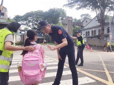 開學首日！旗山警啟動「護童勤務」 劉文雄分局長帶頭當導護老師 新頭條