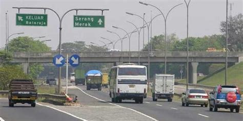 foto pemukiman  pabrik sebabkan tol tangerang merak rawan banjir