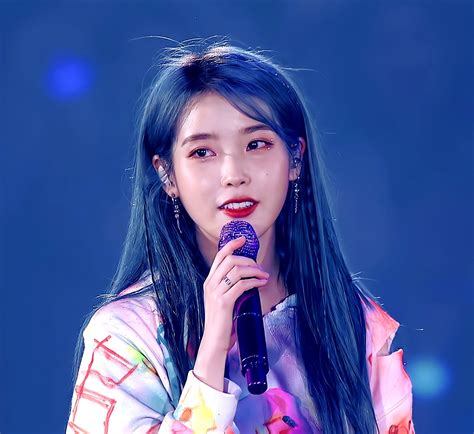 Pin By Sheenna Joyce On Iu Short Blue Hair Iu Hair Red Violet Hair