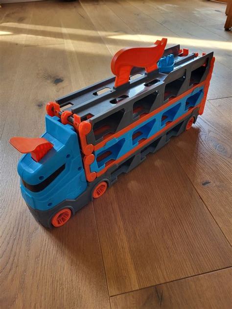 Hot Wheels City 2 in 1 Rennbahn Transporter Gebraucht in Jona für CHF 10 mit Lieferung auf