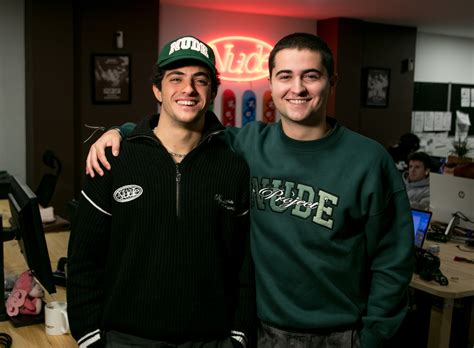 Tatuajes Con El Logo De La Marca Y Cola Para Entrar A Las Tiendas El Fen Meno Fan De Nude