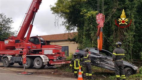 Incidente Stradale Auto Finita In Un Fossato Scivolata Per Cinque Metri