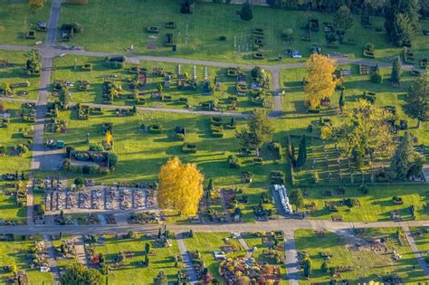 Luftbild Hamm Herbstluftbild Grabreihen auf dem Gelände des