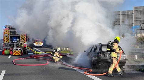 Feuer Feuerwehr L Scht Brennendes Auto Auf A Bei Quickborn Shz