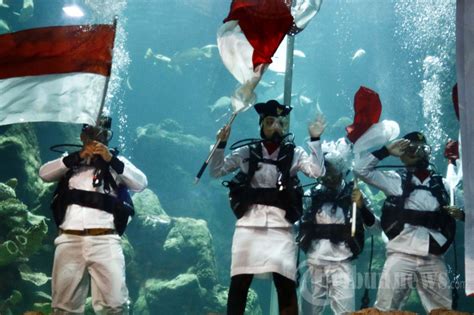 Gladi Bersih Pengibaran Bendera Merah Putih Di Sea World Ancol Foto