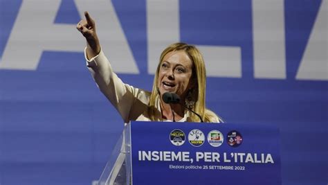 Giorgia Meloni já é oficialmente primeira ministra de Itália