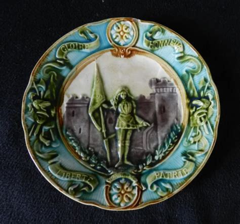 ANCIENNE ASSIETTE EN BARBOTINE à l EFFIGIE de JEANNE d ARC ONNAING