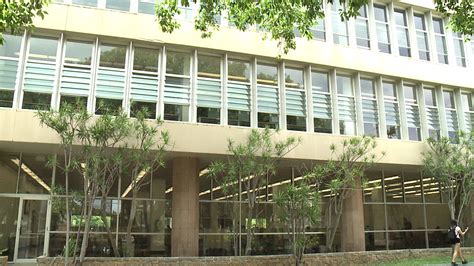 UH Manoa modifies library hour changes after protests from students