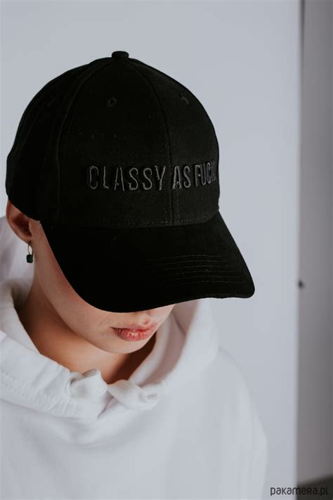 Czarna Czapka Z Daszkiem Z Czarnym Napisem CLASSY AS FUCK Pakamera Pl