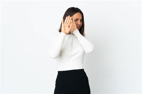 Joven Mujer Latina Aislada Nerviosa Estirando Las Manos Hacia El Frente Foto Premium