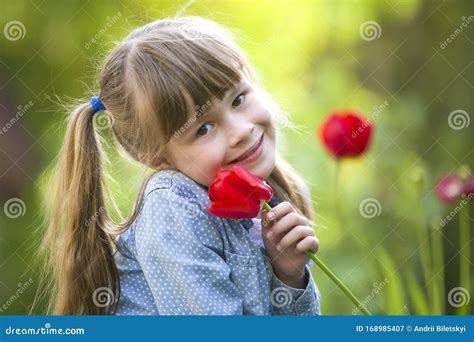 Jolie Fille Mignonne Sourire Denfant Avec Des Yeux Gris Et Les Longs