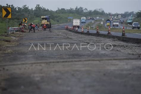 PERBAIKAN JALAN TOL ANTARA Foto