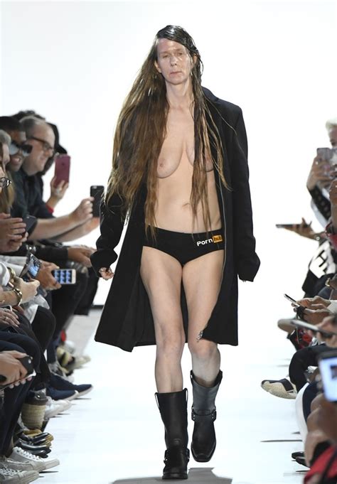 Free The Nipple Modelos Desfilam Seminus Em Desfile Da Hood By Air