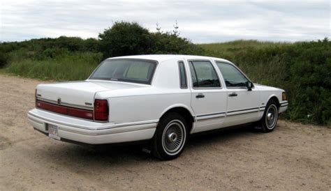 Lincoln Town Car Information And Photos Neo Drive