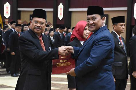 Wagub Sematkan Satyalancana Karya Satya Bagi Asn Di Lingkungan Pemprov