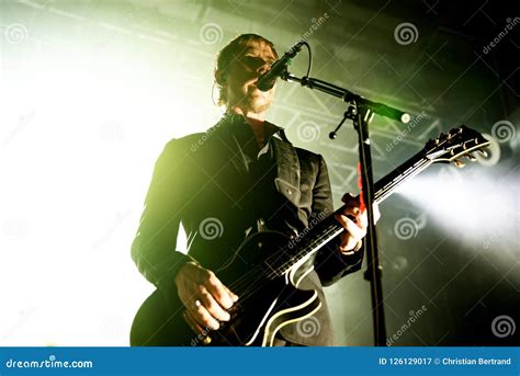 O Grupo De Rock De Interpol De New York Executa No Concerto Na Fase Do