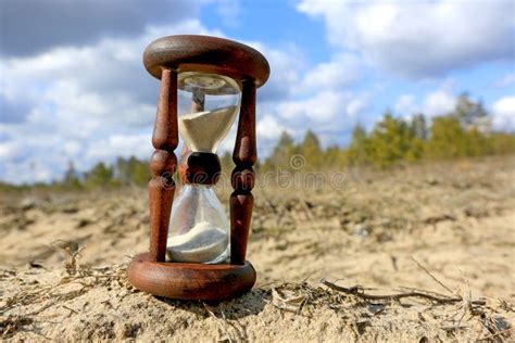 Reloj De Arena En La Arena Del Desierto Imagen De Archivo Imagen De