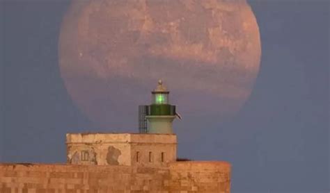 Superluna blu di Kevin Saragozza per la Nasa è la foto astronomica del