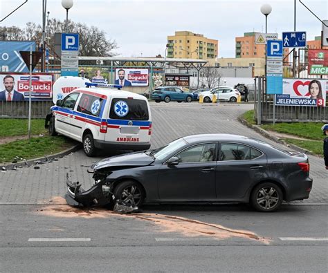 Zderzenie Karetki Z Samochodem W Szczecinie Dwie Osoby Ranne Zdj Cia