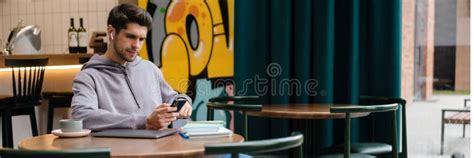 Glücklicher Junger Brunette Mann Mit Handy Stockbild Bild von telefon handy