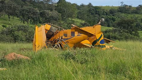 Avião agrícola faz pouso forçado no interior de Goiás piloto fica