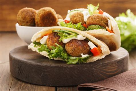 Pan Pita Con El Falafel Imagen De Archivo Imagen De Hierbas 86355371