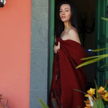 Erotic Babe Olivia Wye Showing Her Shaved Pussy Photos