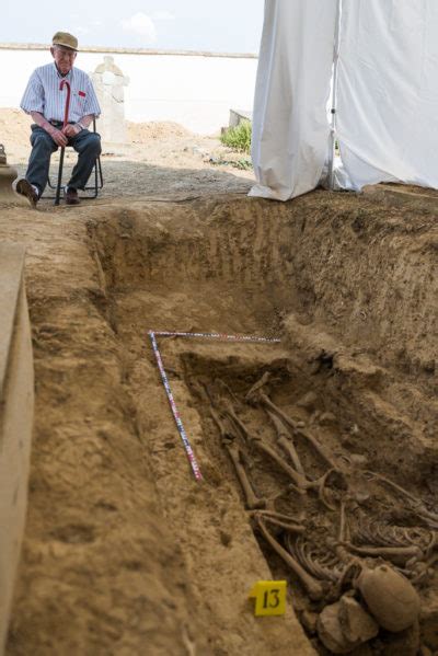 Sigue La Exhumaci N En Uesca De Los Vecinos De Ang Es