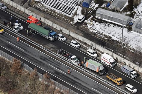 上信越道で20台以上の多重事故 1人死亡、複数箇所で玉突きか 写真特集37 毎日新聞