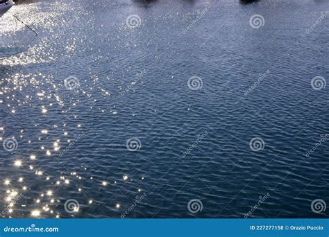 Agua De Mar Azul Con Reflejos Solares Y Ondas Superficie De Agua De