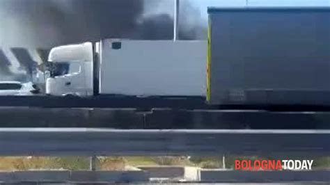 VIDEO Camion A Fuoco Nell Area Di Servizio