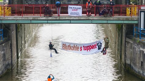 Bei Dortmund Aktivisten blockieren Straße und Schleuse vor Kohlekraftwerk