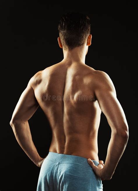 Homme Sportif Montrant Son Dos Sur Le Fond Noir Image Stock Image Du