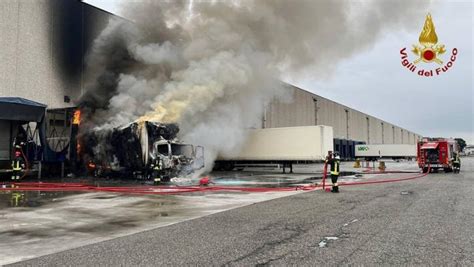 Cameri Intervento Dei Vigili Del Fuoco Per Spegnere Lincendio Di Un