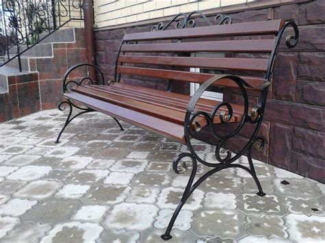 ᐈ Изящная скамья со спинкой и сиденьем из бруса, коваными подлокотниками