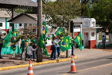 Fotos Aguardando Relat Rio Sobre As Urnas Manifestantes Se Mant M Em