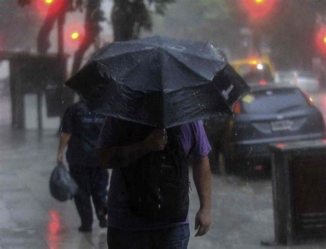 Día Nublado Temperaturas Altas Y Probabilidades De Chaparrones Así