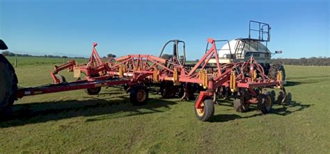 Bourgault 8810 Air Seeder With 6200 Air Cart Farm Tender