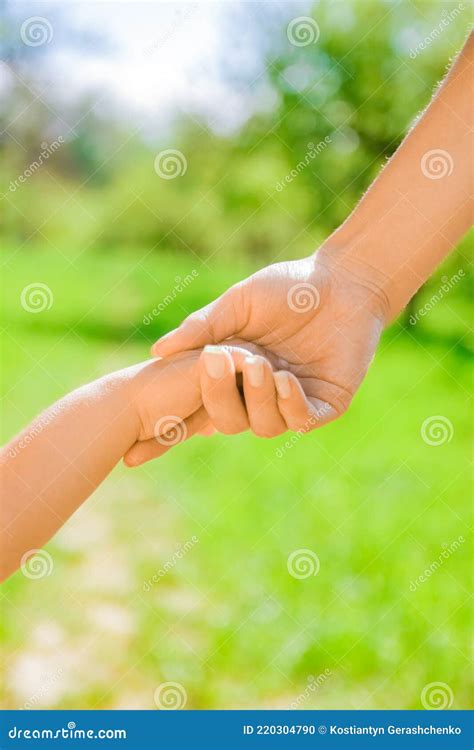 Mains Heureux Parents Et Enfant En Plein Air Dans Le Parc Photo Stock