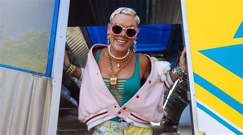 Pink Canta E Una Fan Le Lancia Le Ceneri Della Madre Video