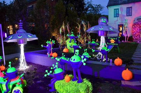 Pin By Mary Pool On Holiday Halloween Outdoor Decorations Alien